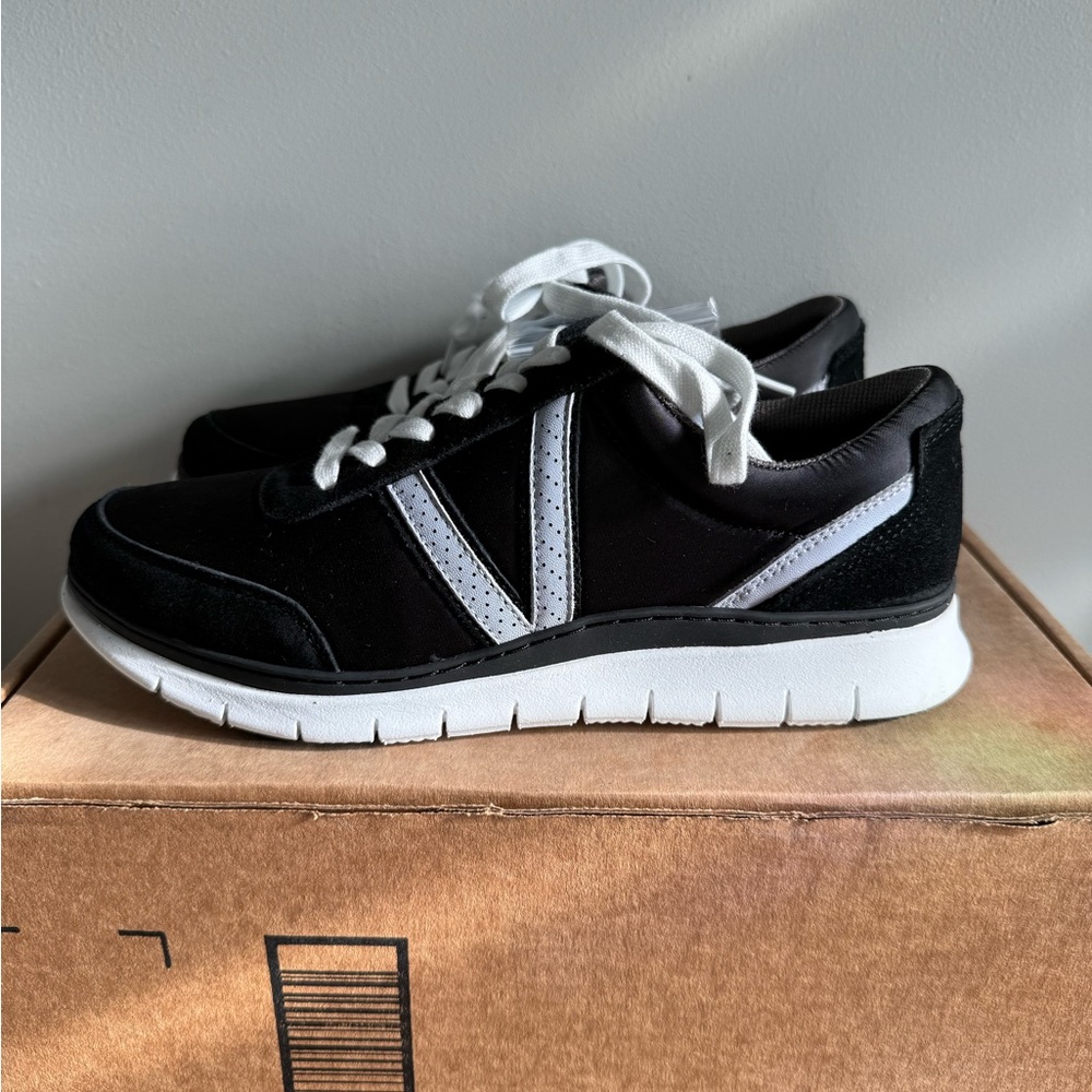 Vionic Nana black and white sneakers 8‎ wide